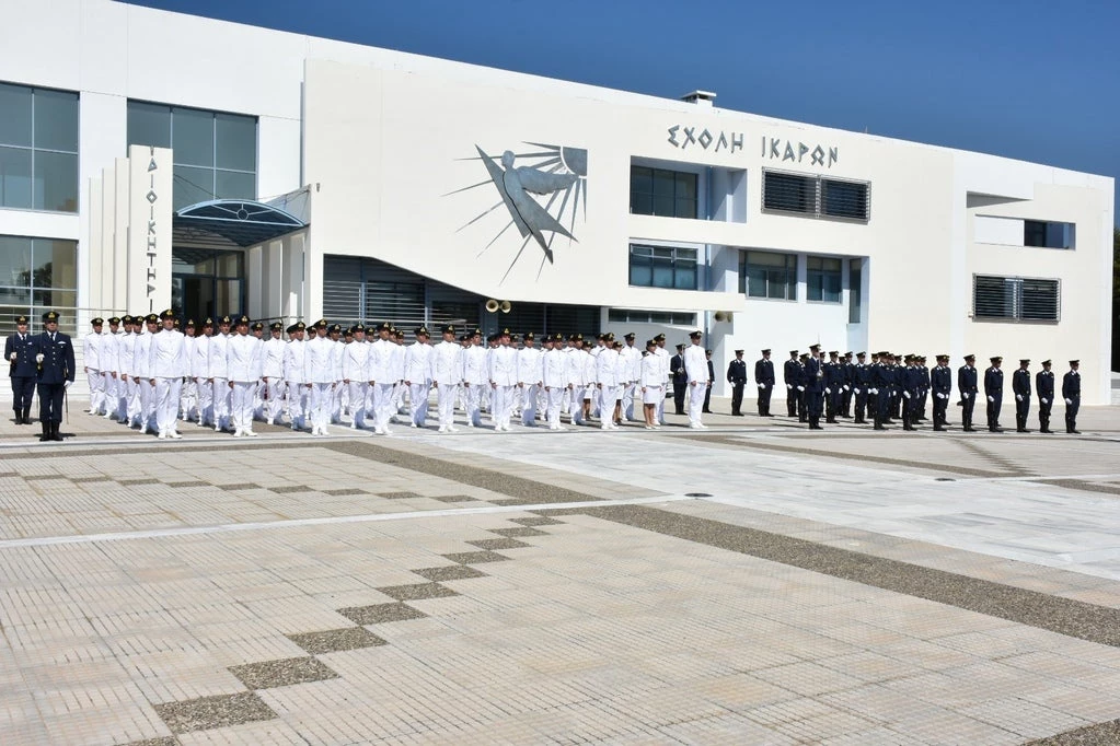 ΕΚΤΑΚΤΟ: Εισβολή με βαν στην αεροπορική βάση Δεκελείας – Ανθρωποκυνηγητό από τις δυνάμεις Άμυνας-Φρούρησης